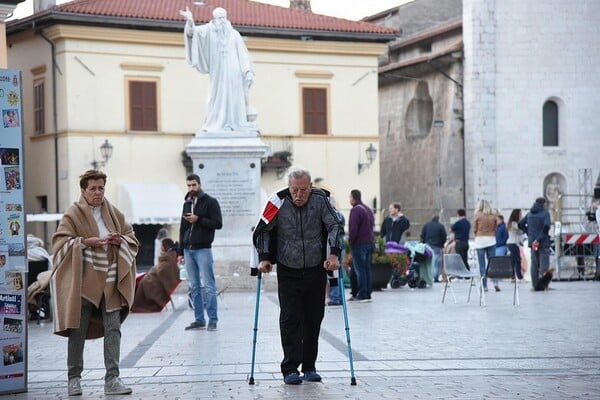 Έξι οι νεκροί από τον φονικό σεισμό στην Ιταλία - Οι πρώτες εικόνες καταστροφής με το φως της ημέρας