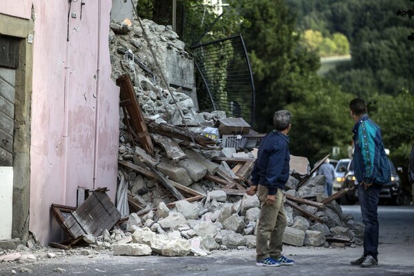 Εικόνες θλίψης στο Αματρίτσε της Ιταλίας - Οι άνθρωποι επιστρέφουν στα συντρίμμια των σπιτιών τους