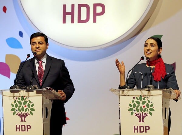 Το HDP αναστέλλει τη συμμετοχή του στο τουρκικό κοινοβούλιο