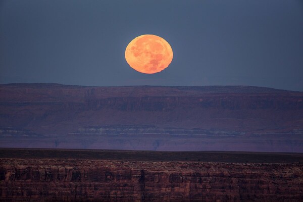 Supermoon: Η μεγαλύτερη Πανσέληνος των τελευταίων 70 ετών φωτίζει τον πλανήτη