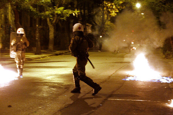 Πεδίο μάχης τα Εξάρχεια και το Πολυτεχνείο - Φωτογραφίες από τα επεισόδια