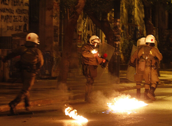 Πεδίο μάχης τα Εξάρχεια και το Πολυτεχνείο - Φωτογραφίες από τα επεισόδια