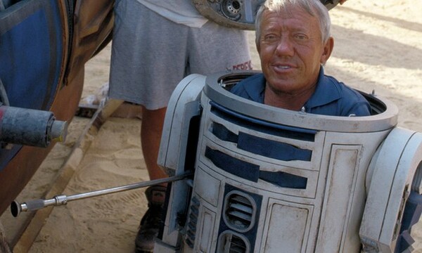 Πέθανε ο Kenny Baker - Ο άνθρωπος πίσω από τον R2-D2, το θρυλικό ρομπότ των Star Wars