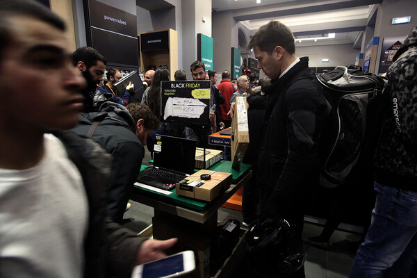 Το «Black Friday» στην Αθήνα και τη Θεσσαλονίκη - ΦΩΤΟΓΡΑΦΙΕΣ