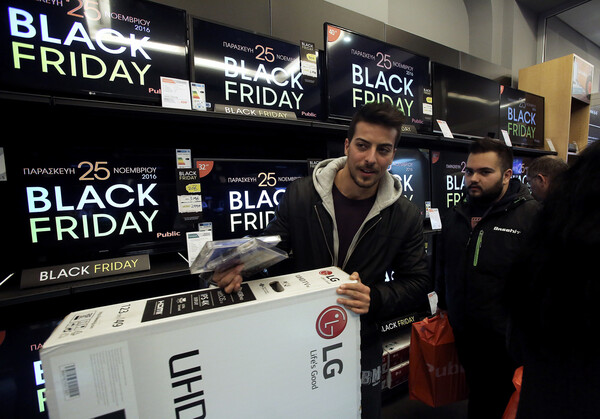 Το «Black Friday» στην Αθήνα και τη Θεσσαλονίκη - ΦΩΤΟΓΡΑΦΙΕΣ