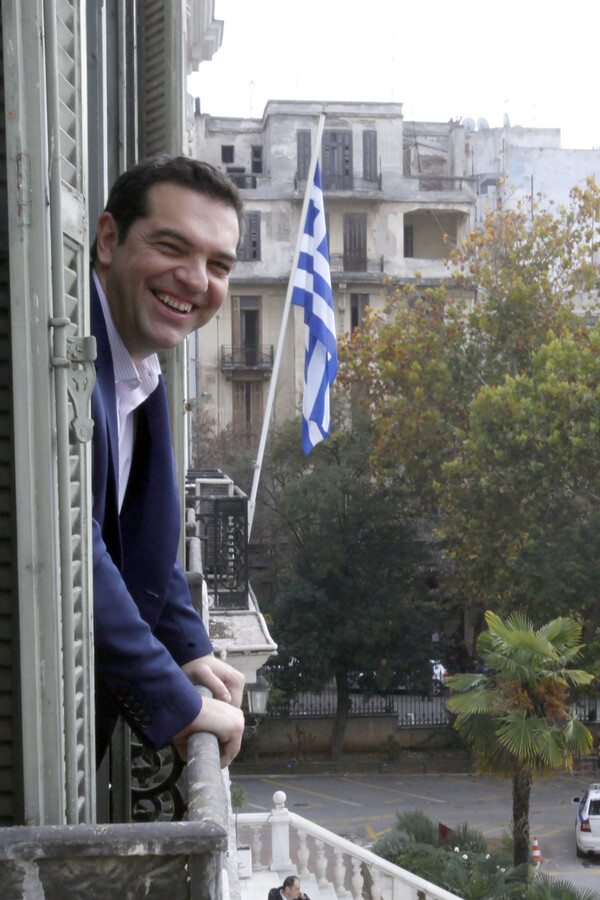 O Τσίπρας εγκαινίασε το νέο του γραφείο στη Θεσσαλονίκη και φωτογραφήθηκε ενώ απολάμβανε τη θέα