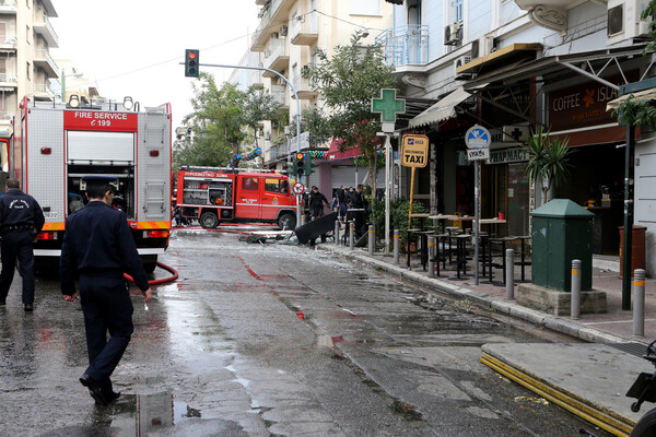 Οι φωτογραφίες από την πλατεία Βικτωρίας αποκαλύπτουν πόσο ισχυρή ήταν η έκρηξη