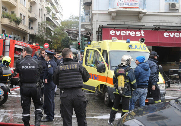 Οι φωτογραφίες από την πλατεία Βικτωρίας αποκαλύπτουν πόσο ισχυρή ήταν η έκρηξη