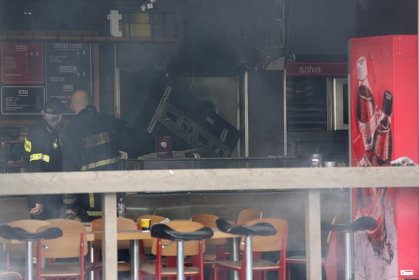 Οι φωτογραφίες από την πλατεία Βικτωρίας αποκαλύπτουν πόσο ισχυρή ήταν η έκρηξη