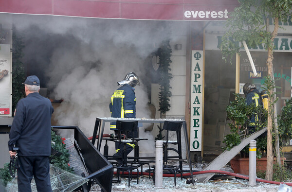 Οι φωτογραφίες από την πλατεία Βικτωρίας αποκαλύπτουν πόσο ισχυρή ήταν η έκρηξη