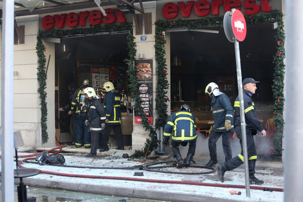 Οι φωτογραφίες από την πλατεία Βικτωρίας αποκαλύπτουν πόσο ισχυρή ήταν η έκρηξη