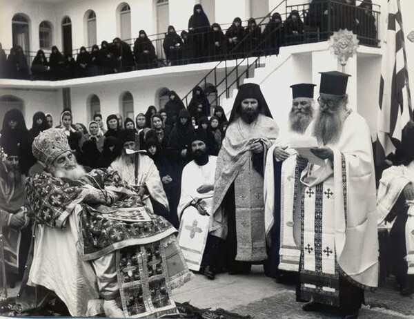 Νεκρός επί θρόνου - Eρμηνεία της αμεριμνησίας με αφορμή τις φωτογραφίες της κηδείας του Μητροπολίτη