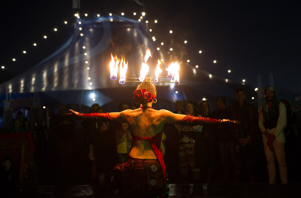 Glastonbury 2016 - Χύμα στη λάσπη με γαλότσες και βρώμικα σταράκια