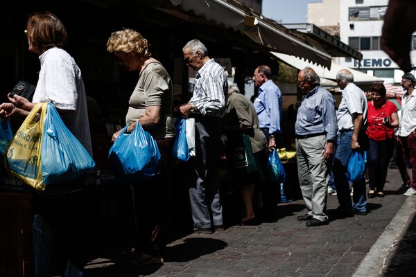 Ένας στους τρεις Έλληνες δυσκολεύεται να αγοράσει βασικά είδη διατροφής