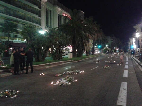 «Σα να 'σαι σε νεκροταφείο παιδιών, τόσο απλά.» Ο Αλέξης που ζει στη Νίκαια της Γαλλίας περιγράφει την εμπειρία της επίθεσης