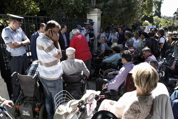 Ο Πολάκης αγνοεί παντελώς καρκινοπαθή που προσπαθεί να του μιλήσει