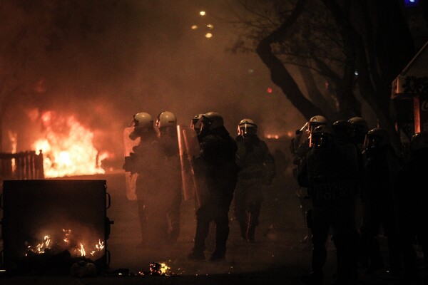 Επίθεση με μολότοφ σε διμοιρία των ΜΑΤ έξω από το Πολυτεχνείο