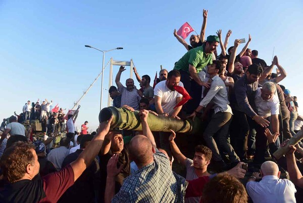 20 φωτογραφίες από την μεγάλη νύχτα της Τουρκίας