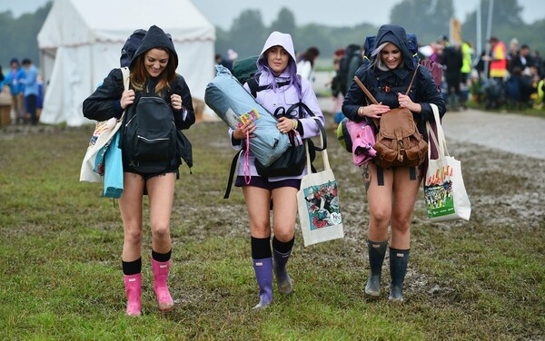 Glastonbury 2016 - Χύμα στη λάσπη με γαλότσες και βρώμικα σταράκια