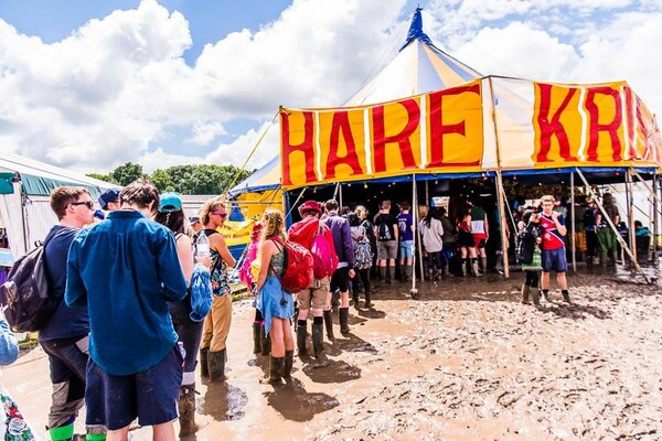 Glastonbury 2016 - Χύμα στη λάσπη με γαλότσες και βρώμικα σταράκια