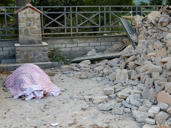 6,2 Ρίχτερ στην Ιταλία - Nεκροί, εγκλωβισμένοι και κτίρια που κατέρρευσαν