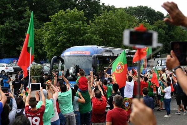 Yποδοχή ηρώων από χιλιάδες Πορτογάλους για τους κατακτητές του Euro 2016