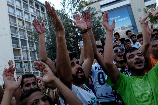 Πρόσφυγες έκαναν πορεία διαμαρτυρίας με παραδοσιακή μουσική και χορό για ανοίξουν τα σύνορα