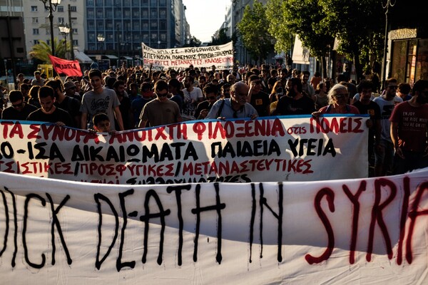 Πρόσφυγες έκαναν πορεία διαμαρτυρίας με παραδοσιακή μουσική και χορό για ανοίξουν τα σύνορα