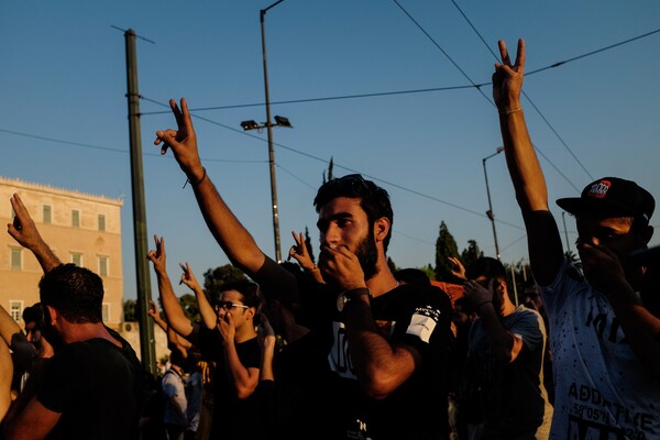 Πρόσφυγες έκαναν πορεία διαμαρτυρίας με παραδοσιακή μουσική και χορό για ανοίξουν τα σύνορα