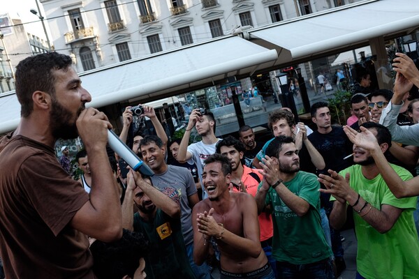 Πρόσφυγες έκαναν πορεία διαμαρτυρίας με παραδοσιακή μουσική και χορό για ανοίξουν τα σύνορα