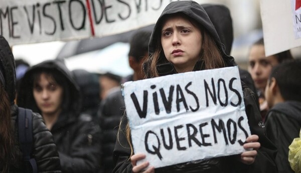 Aργεντινή: Χιλιάδες γυναίκες διαδηλώνουν για τη βία εναντίον τους και καλούν σε παγκόσμια απεργία γυναικών στις 8 Μαρτίου