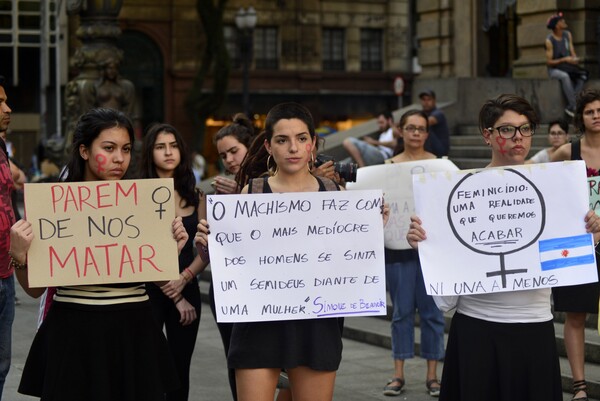 Aργεντινή: Χιλιάδες γυναίκες διαδηλώνουν για τη βία εναντίον τους και καλούν σε παγκόσμια απεργία γυναικών στις 8 Μαρτίου