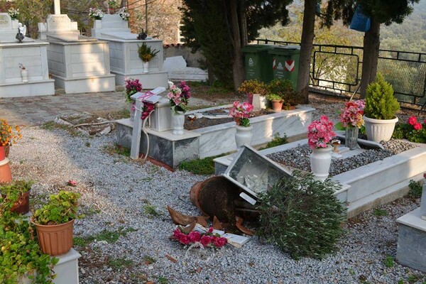 Μυτιλήνη: Νέες εντάσεις μεταξύ προσφύγων και κατοίκων μετά από βανδαλισμό νεκροταφείου στη Μόρια