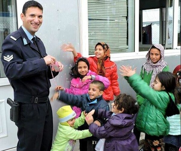 Το συγκινητικό μήνυμα ενός αστυνομικού για τα προσφυγόπουλα που πάνε στο σχολείο