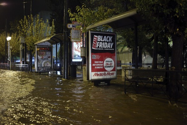 Eικόνες από τη βραδινή νεροποντή που σάρωσε την Αθήνα