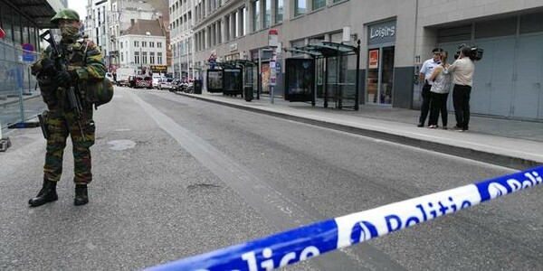 Bρυξέλλες: Μεγάλη επιχείρηση της αστυνομίας για ύποπτο με παλτό και καλώδια