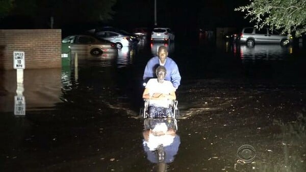 Χιλιάδες οι εγκλωβισμένοι στα σπίτια τους στη Βόρεια Καρολίνα λόγω των πλημμυρών από τον τυφώνα Μάθιου