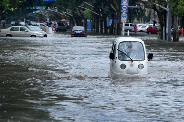 Κίνα: Κόκκινος συναγερμός για τις έντονες βροχοπτώσεις- Τεράστιες καταστροφές, αγνοούμενοι κι ένας νεκρός