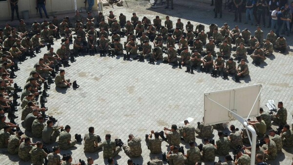 Γυμνοί, ξυλοκοπημένοι και δεμένοι χειροπόδαρα - Οι σκληρές φωτογραφίες από τις μαζικές συλλήψεις των Τούρκων στρατιωτών