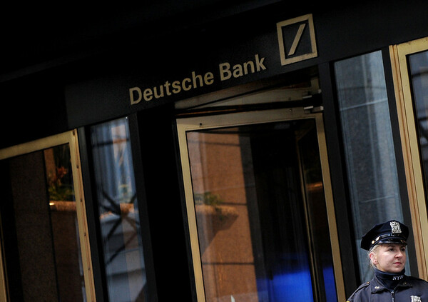 FAZ: Στελέχη της Deutsche Bank θα πάνε στις ΗΠΑ για να μειώσουν το πρόστιμο