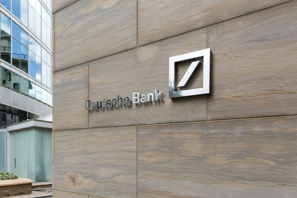 Aπώλειες για την Deutsche Bank καθώς δεν υπάρχει ακόμη συμφωνία με τις ΗΠΑ