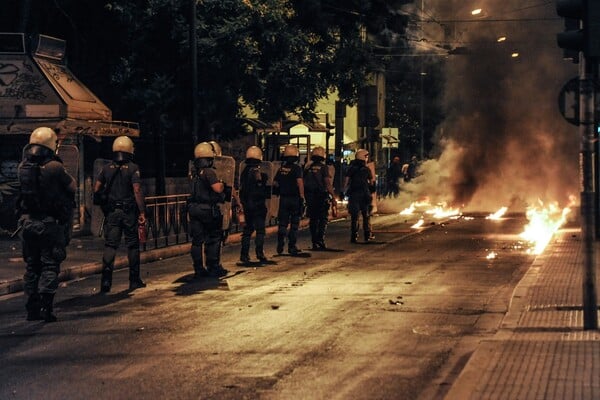 Ένταση και μολότοφ τη νύχτα έξω από το Πολυτεχνείο