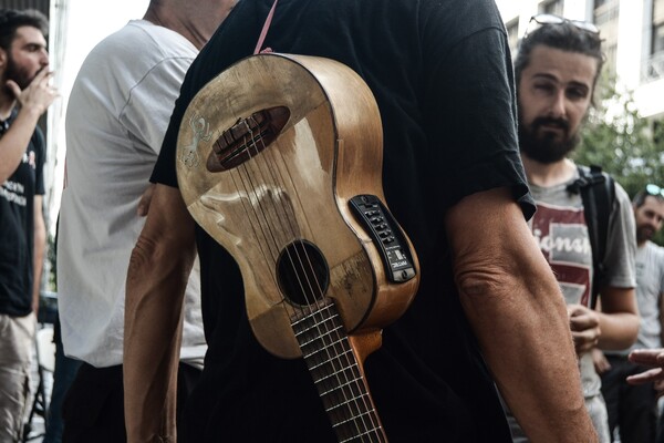 Νέα ξαφνική εμφάνιση/συναυλία του Manu Chao στην Αθήνα - Πήγε έξω απ' το υπουργείο Εργασίας