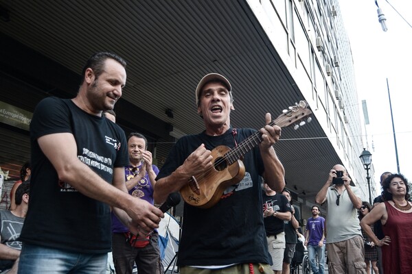 Νέα ξαφνική εμφάνιση/συναυλία του Manu Chao στην Αθήνα - Πήγε έξω απ' το υπουργείο Εργασίας