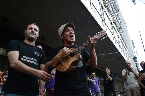 Νέα ξαφνική εμφάνιση/συναυλία του Manu Chao στην Αθήνα - Πήγε έξω απ' το υπουργείο Εργασίας