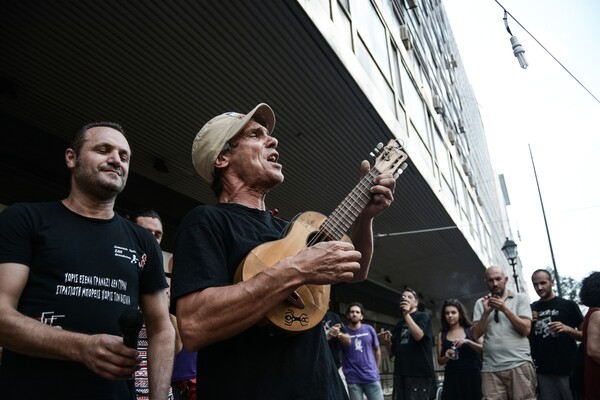 Νέα ξαφνική εμφάνιση/συναυλία του Manu Chao στην Αθήνα - Πήγε έξω απ' το υπουργείο Εργασίας