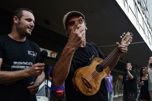 Νέα ξαφνική εμφάνιση/συναυλία του Manu Chao στην Αθήνα - Πήγε έξω απ' το υπουργείο Εργασίας