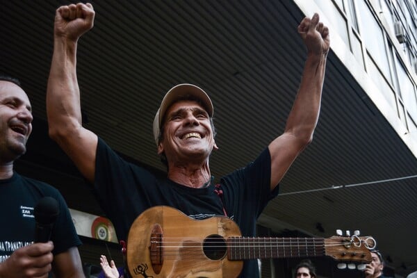 Νέα ξαφνική εμφάνιση/συναυλία του Manu Chao στην Αθήνα - Πήγε έξω απ' το υπουργείο Εργασίας