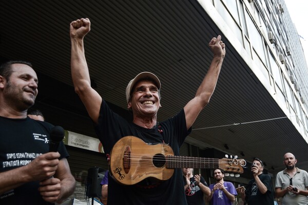 Νέα ξαφνική εμφάνιση/συναυλία του Manu Chao στην Αθήνα - Πήγε έξω απ' το υπουργείο Εργασίας