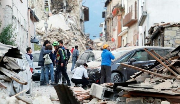 Έξι οι νεκροί από τον φονικό σεισμό στην Ιταλία - Οι πρώτες εικόνες καταστροφής με το φως της ημέρας